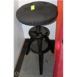 ADJUSTABLE HEIGHT BAR STOOL