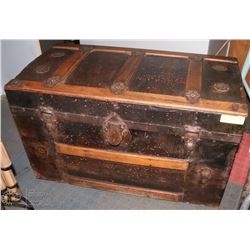 ANTIQUE TRUNK.
