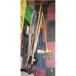 BUNDLE OF YARD TOOLS