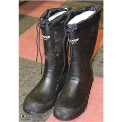 PAIR OF NEW BAFFIN SIZE 8 RUBBER STEEL TOE BOOTS