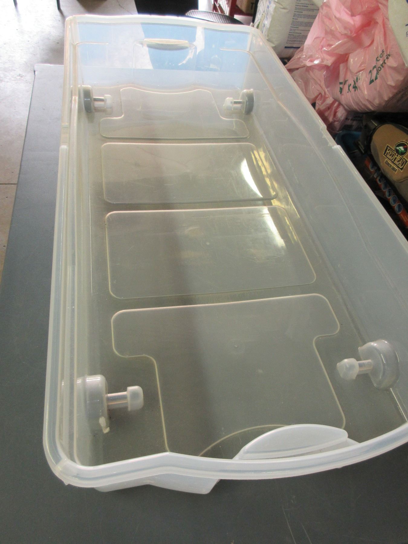 Rubbermaid Under the bed Container on wheels / 43 x 19.5 x 6.7 No Lid