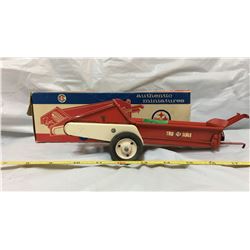 TRU SCALE TRACTOR SPREADER, TIN, W/ ORIG BOX (MISSING END FLAP)