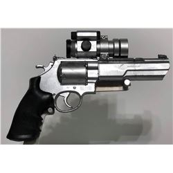 Escape from L.A. (1996) - Kurt Russell  Snake Plissken  Revolver