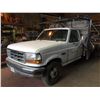 Image 2 : 1992 FORD F-350 PICK FLAT DECK TRUCK, WHITE VIN #2FDKF37G3NCA59664, 162,777KMS, GAS, MANUAL 2WD,