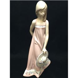 Lladró "Sara Holding Straw Hat" #5647 Porcelain Figurine
