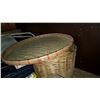Image 2 : WICKER BASKETS AND PLASTIC TRAYS
