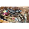 Image 2 : 2 TRAYS OF FIGURES AND DECORATIVE CANNON