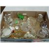 Image 1 : TRAY OF CRYSTAL AND ART GLASS FIGURES