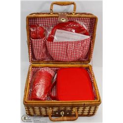 NEW ELIZABETH ARDEN PICNIC SET W/ WICKER STYLE