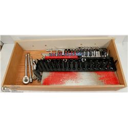 100 PIECE PLUS SOCKET SET