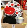 Image 1 : BOX OF SERVING DISHES