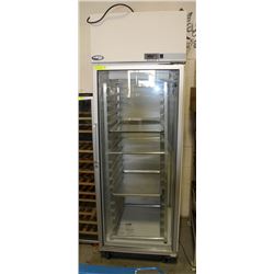 NORLAKE COOLER WITH TRAY RACK. GLASS DOOR IN FRONT