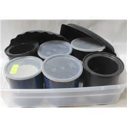CONTAINER WITH SALAD BOWLS AND DRESSING CONTAINERS