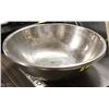 Image 1 : GROUP OF 18" STAINLESS STEEL MIXING BOWLS