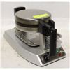 Image 1 : CUISINART BELGIAN WAFFLE MAKER.