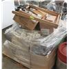 Image 1 : PALLET OF ASSORTED DISHWARE, CERAMICS, GLASS