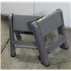 Image 1 : GROUP OF 2 RUBBERMAID FOLDING STEP STOOLS