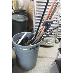 32 GALLON BRUTE WITH BRISTLE BROOMS AND DUSTPANS
