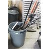 Image 1 : 32 GALLON BRUTE WITH BRISTLE BROOMS AND DUSTPANS