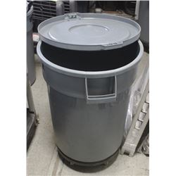SINGLE 32 GALLON BRUTE BIN WITH LID ON DOLLY