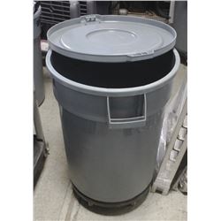 SINGLE 32 GALLON BRUTE BIN WITH LID ON DOLLY