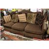 Image 2 : DELUXE TRUMP COMPANY 99" FABRIC SOFA WITH THROW CUSHIONS