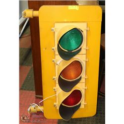 WORKING TRAFFIC LIGHT WITH MOUNT