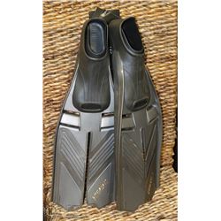 PEGASUS DIVING SLIPPERS SIZE SMALL.