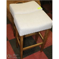 PAIR OF BAR STOOLS ON CHOICE: OFF WHITE FABRIC