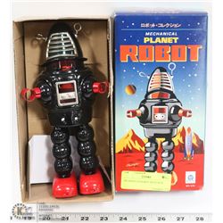 TIN WIND UP ROBOT WITH BOX.