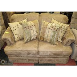 BROWN MICROFIBRE LOVE SEAT WITH ACCENT CUSHIONS