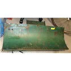 PLOW BLADE FOR A QUAD
