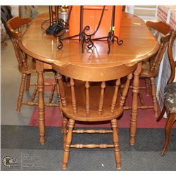 MAPLE KITCHEN TABLE WITH 2 LEAFS AND 4 CHAIRS.