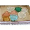 Image 1 : FLAT OF ASSORTED DECORATIVE MINI TRAYS.