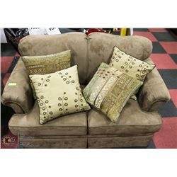 BROWN MICROFIBER LOVESEAT WITH ACCENT CUSHIONS