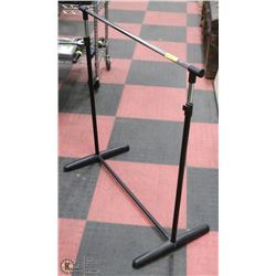 ADJUSTABLE CLOTHES HANGER W/METAL BAR -