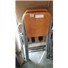 Image 1 : 2 FOLDING STOOLS AND LUGGAGE STAND