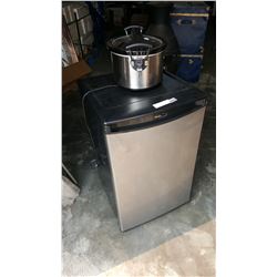 AS NEW DANBY BAR FRIDGE AND HAMILTON BEACH SLOW COOKER