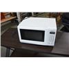 Image 1 : WHITE PANASONIC MICROWAVE