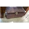 Image 1 : WICKER TRUNK