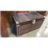 Image 2 : WICKER TRUNK