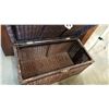 Image 3 : WICKER TRUNK