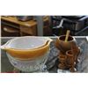 Image 1 : 2 GLASS BOWLS, 2 PYREX MIXING BOWLS, AND WOOD BOWLS
