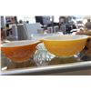 Image 2 : 2 GLASS BOWLS, 2 PYREX MIXING BOWLS, AND WOOD BOWLS