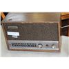 Image 2 : MAGNAUOX RADIO AND GENERAL ELECTRIC RADIO ALARM CLOCK