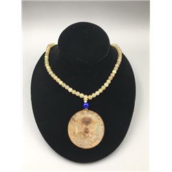 An antelope horn pendant with dragon pattern.Condition as is, shown in photo