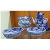 Image 2 : SHELF BLUE & WHITE PORCELAIN DÉCOR