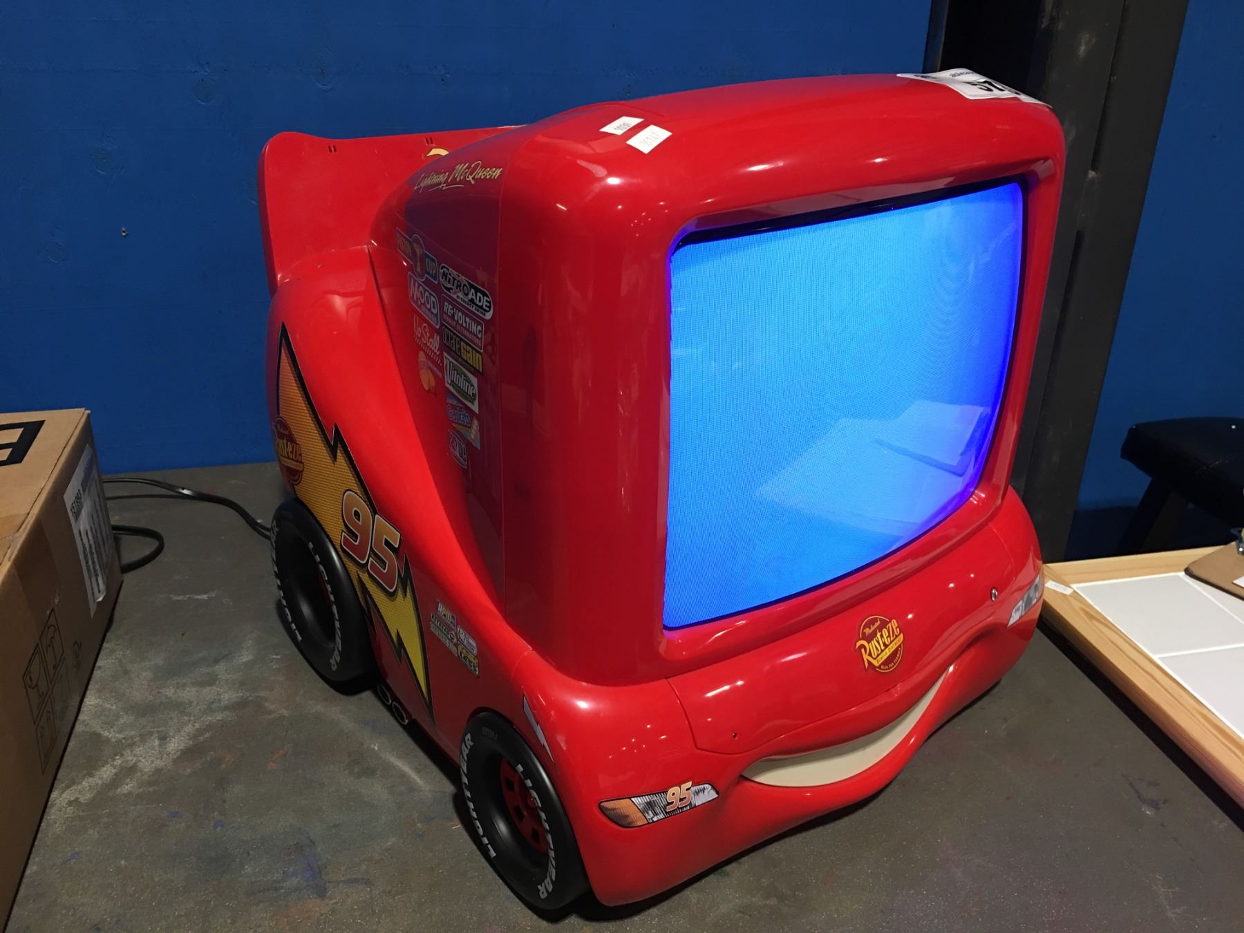 LIGHTNING MCQUEEN RUST-EZE 95 CARS TV - Able Auctions