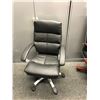 Image 2 : BLACK TUFTED MID BACK EXECUTIVE CHAIR