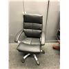 Image 2 : BLACK TUFTED MID BACK EXECUTIVE CHAIR